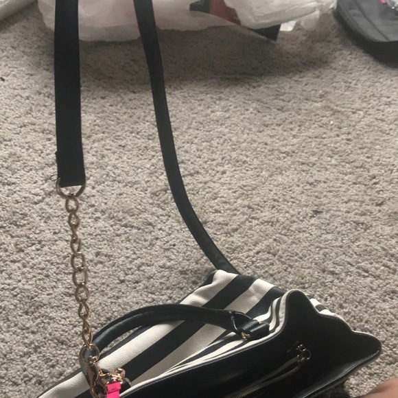 Cute betsey Johnson purse - Picture 4 of 4